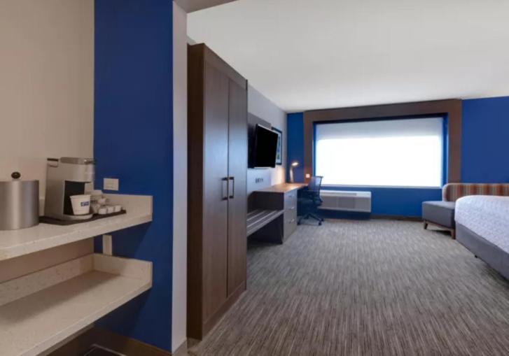 Holiday Inn Express & Suites - Detroit - Dearborn By Ihg Exterior photo